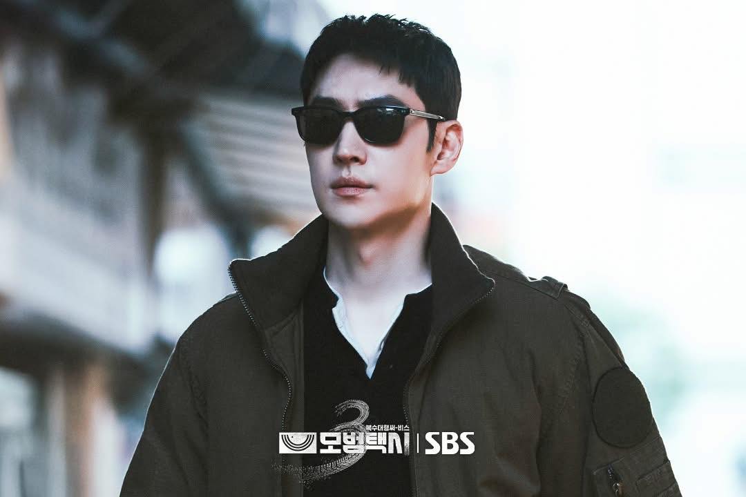 Lee Je Hoon biến hóa tài tình trong vai thầy giáo, truy tìm dấu vết nữ sinh mất tích.