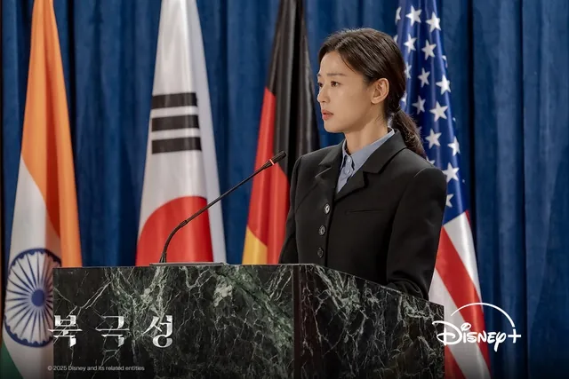 Suzy - Jeon Ji Hyun dính bão tẩy chay: Tất cả đều vì 1 lý do cả tỷ người phẫn nộ- Ảnh 2. Jeon Ji Hyun trong Tempest, bộ phim vướng phải tranh cãi vì những cáo buộc liên quan đến việc bôi nhọ hình ảnh một quốc gia.