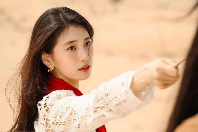 Suzy trong Genie Make A Wish, bộ phim gây tranh cãi vì cáo buộc bôi nhọ hình ảnh một quốc gia thông qua việc sử dụng ngôn ngữ.