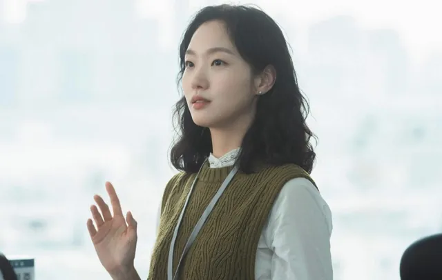 Suzy - Jeon Ji Hyun dính bão tẩy chay: Tất cả đều vì 1 lý do cả tỷ người phẫn nộ- Ảnh 4. Kim Go Eun trong Little Women, bộ phim bị gỡ bỏ khỏi Netflix Việt Nam vì những cáo buộc xuyên tạc lịch sử và chiến tranh Việt Nam.