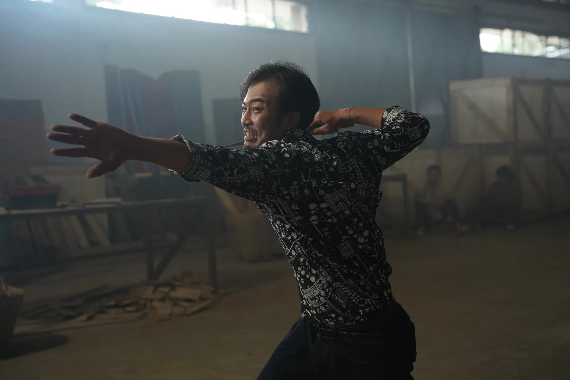 Các diễn viên trong một phân cảnh hài hước của phim.